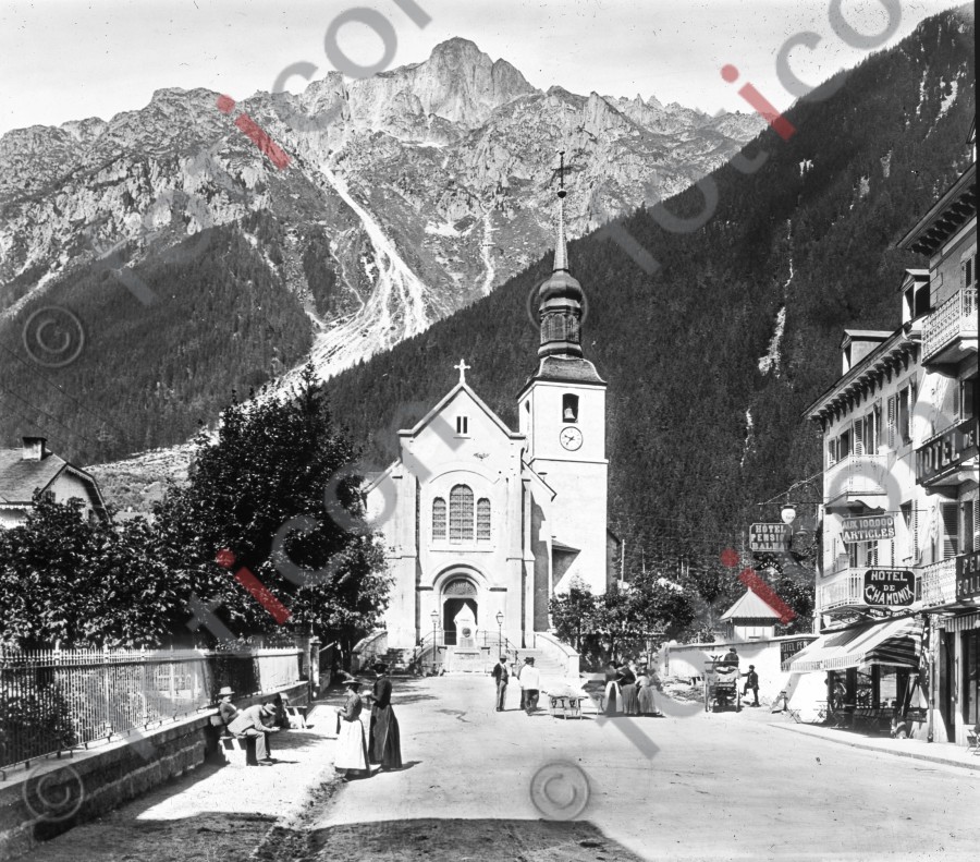 Chamonix, Kirche und Blick auf Brévent ; Chamonix, Church, and look at Brevent - Foto simon-73-015-sw.jpg | foticon.de - Bilddatenbank für Motive aus Geschichte und Kultur